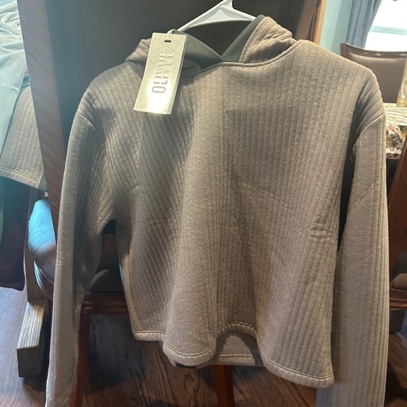 olivvi Sweaters - Olivvi NWT Slightly Cropped Hoodie Size Medium